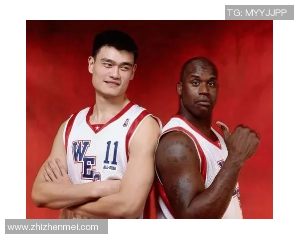 与左手姚明的亲密合影记录了篮球传奇的瞬间与友谊的永恒