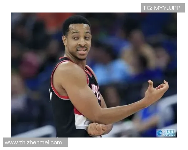 足球巨星搞笑穿搭篮球服引发球迷热议与欢笑